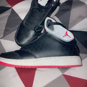 Used kids size 3.5 Jordan’s 23